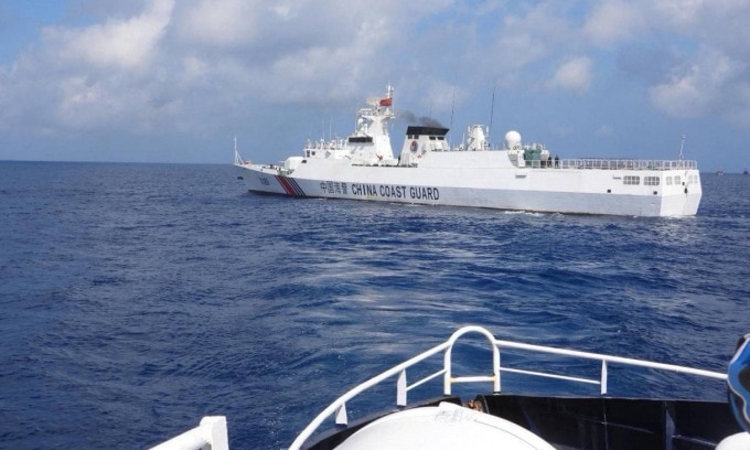 Tàu hải cảnh Trung Quốc di chuyển gần BRP Datu Sanday trong ảnh công bố hôm nay. Ảnh: AFP