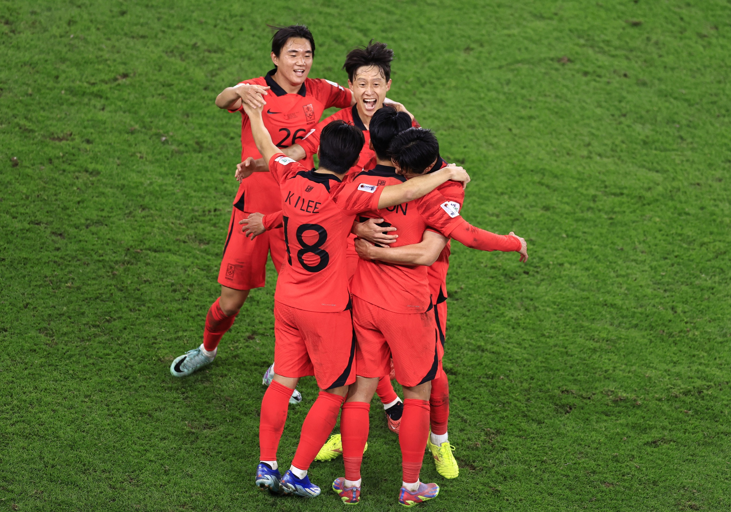 Son Heung-min bật khóc, HLV Klinsmann vui sướng khi đội tuyển Hàn Quốc vào bán kết- Ảnh 1.