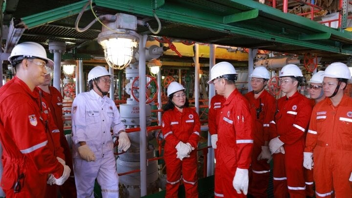 Nhà báo Tạ Bích Loan và các kỹ sư cán bộ ngành dầu khí tại giàn khoan MSP-1, mỏ Bạch Hổ, nơi khai thác tấn dầu thô thương mại đầu tiên vào năm Mậu Thìn 1988.