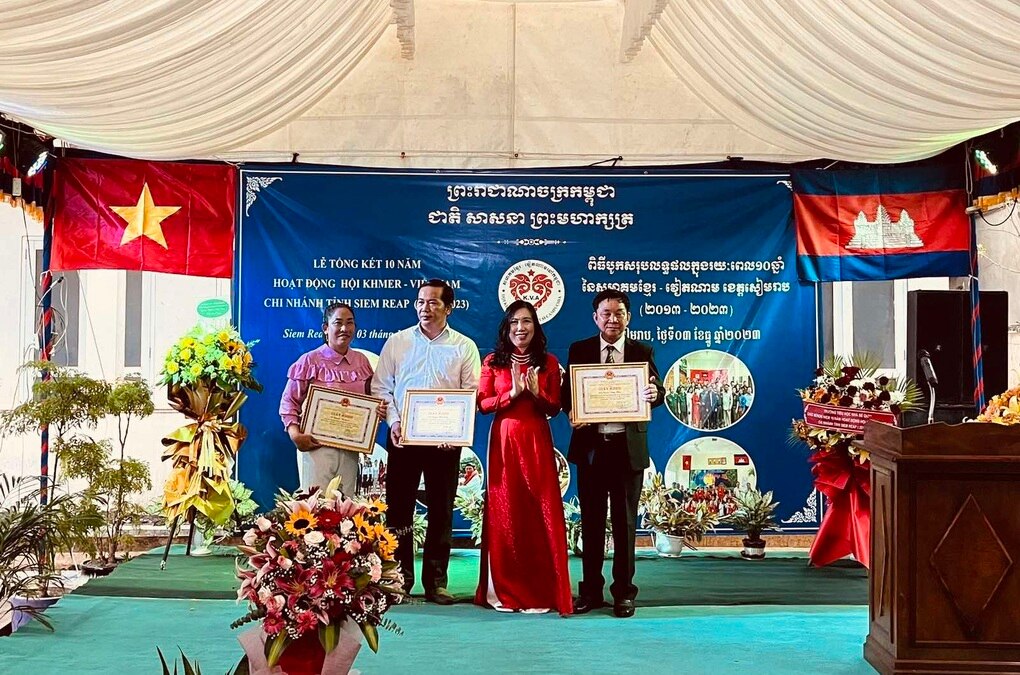 Thứ trưởng Bộ Ngoại giao Lê Thị Thu Hằng thăm bà con gốc Việt tại Campuchia - 1