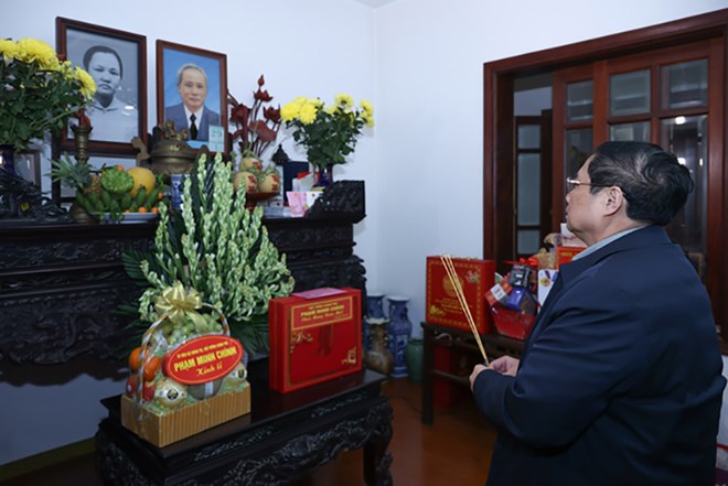 Prime Minister Pham Minh Chinh offers incense to late Prime Minister ...