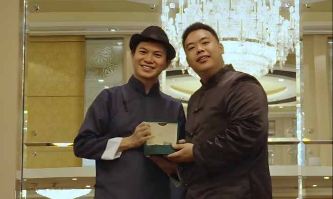 Mayiduo trao đồng hồ Rolex cho một trong 7 nhân viên. Ảnh: Facebook SG Interior KJ