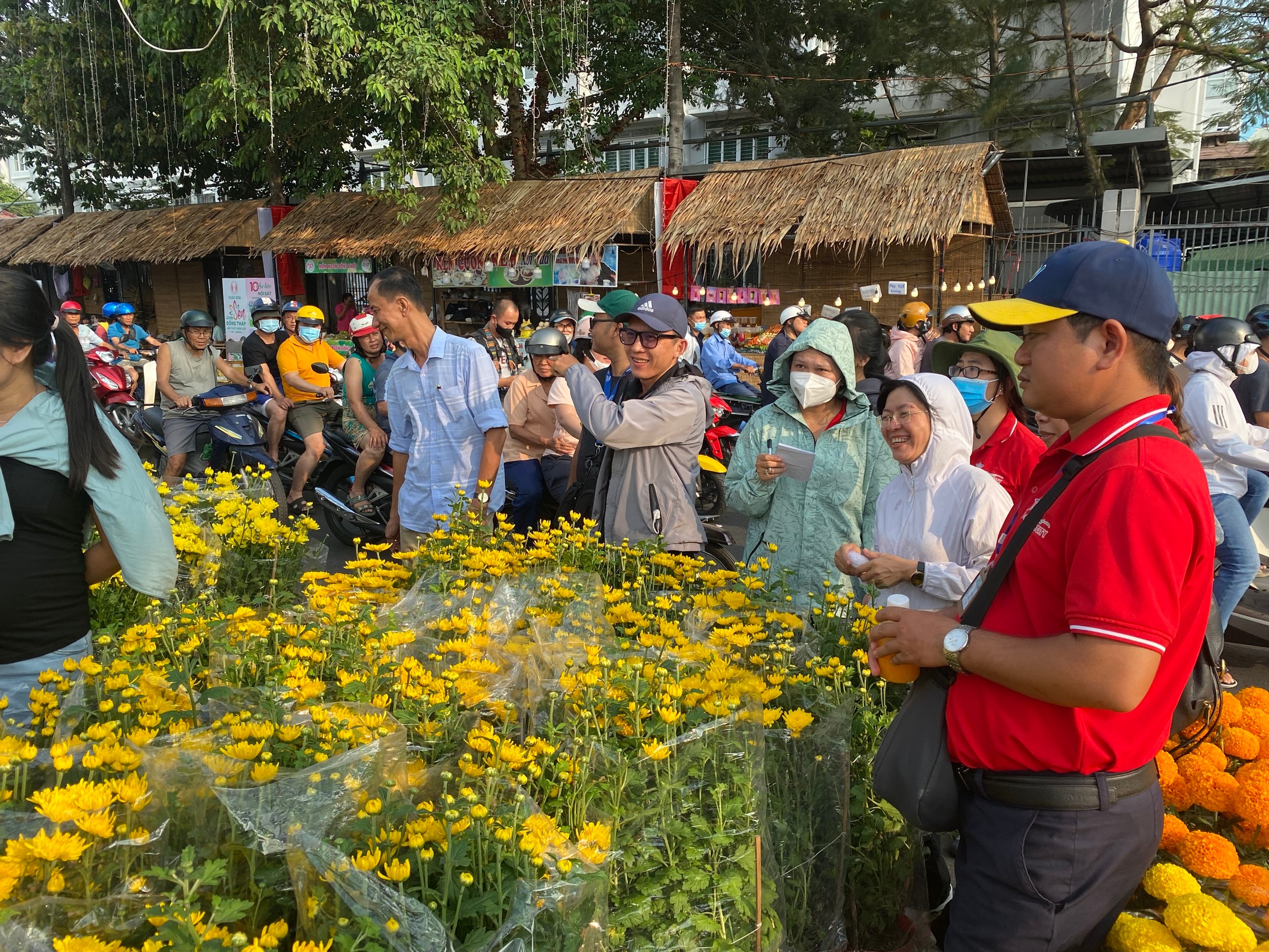 Tránh cảnh đập bỏ hoa, TP HCM mua hơn 9.000 chậu hoa Tết của tiểu thương- Ảnh 1.
