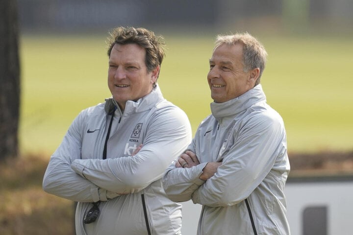 Ông Andreas Herzog (trái) và huấn luyện viện Klinsmann.