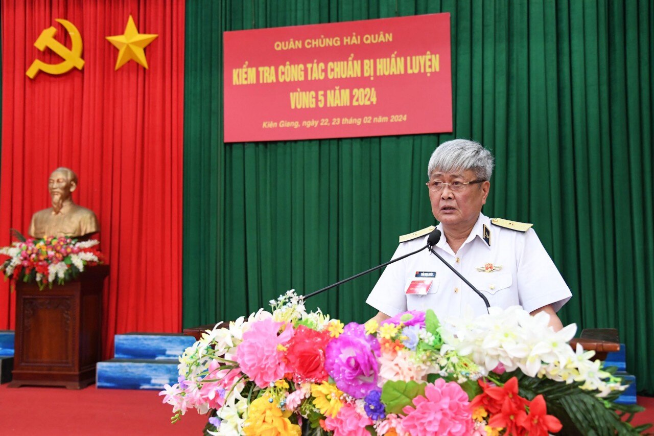 Chuẩn Đô đốc Trần Ngọc Quyết quán triệt nội dung kiểm tra công tác chuẩn bị huấn luyện.