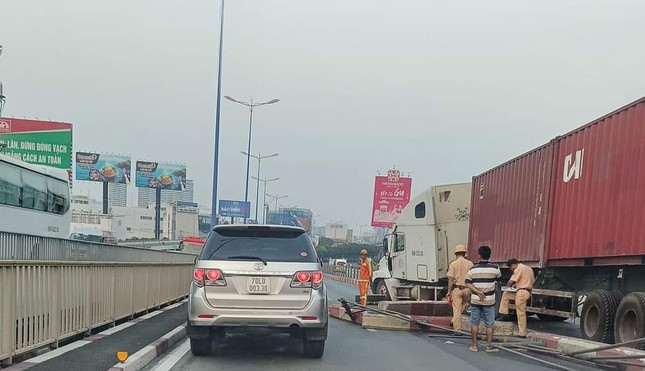 Xe container tông dải phân cách trên cầu Sài Gòn, giao thông ùn ứ ngày đầu tuần ảnh 2