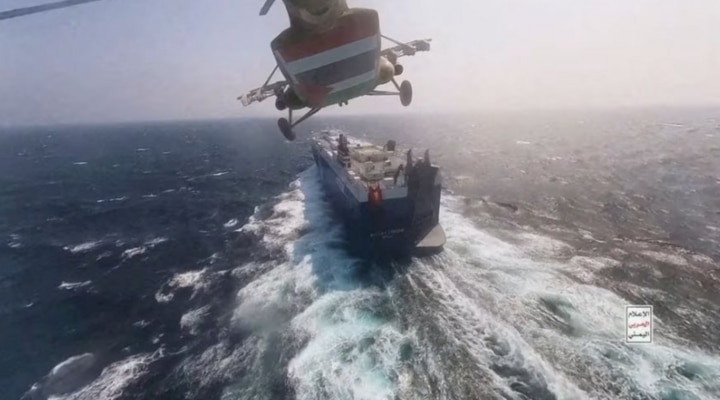 Trực thăng của phong trào Houthi áp sát tàu chở hàng Galaxy Leader trên Biển Đỏ. (Ảnh: Reuters)