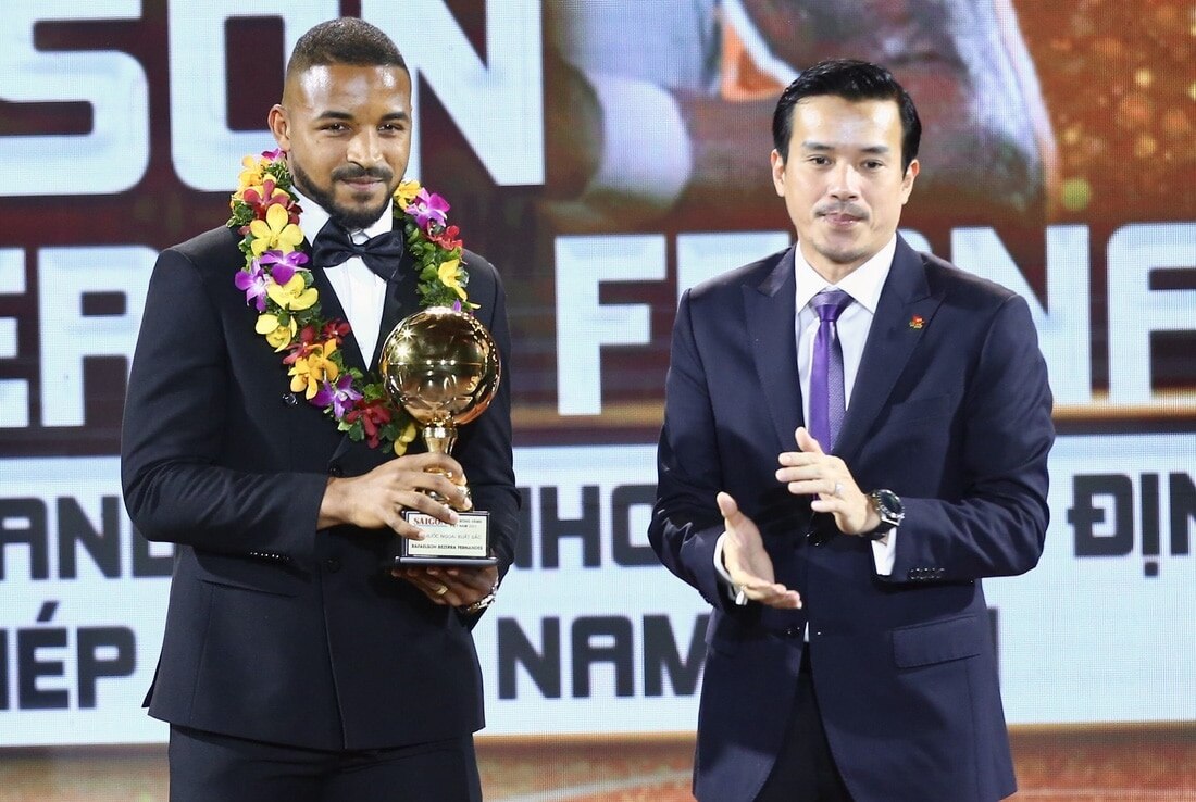 Rafaelson nhận giải Cầu thủ nước ngoài xuất sắc nhất từ Phó giám đốc Sở Văn hóa - Thể thao TP.HCM Nguyễn Nam Nhân - Ảnh: QUANG THỊNH