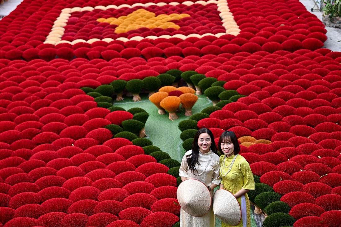 Làng hương Quảng Phú Cầu nay đã làm hương có nhiều màu sắc, bên cạnh màu đỏ truyền thống - Ảnh: AFP