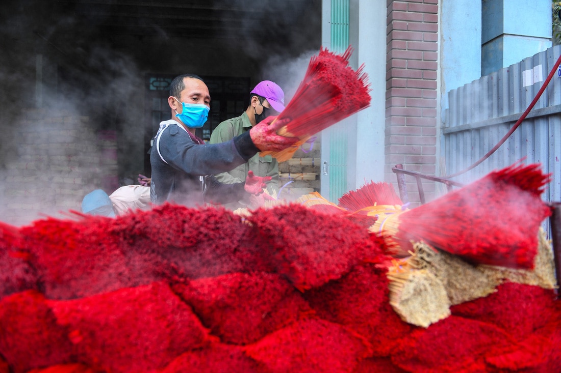 Làng Quảng Phú Cầu đã có hơn một thế kỷ giữ nghề làm tăm hương - Ảnh: AFP