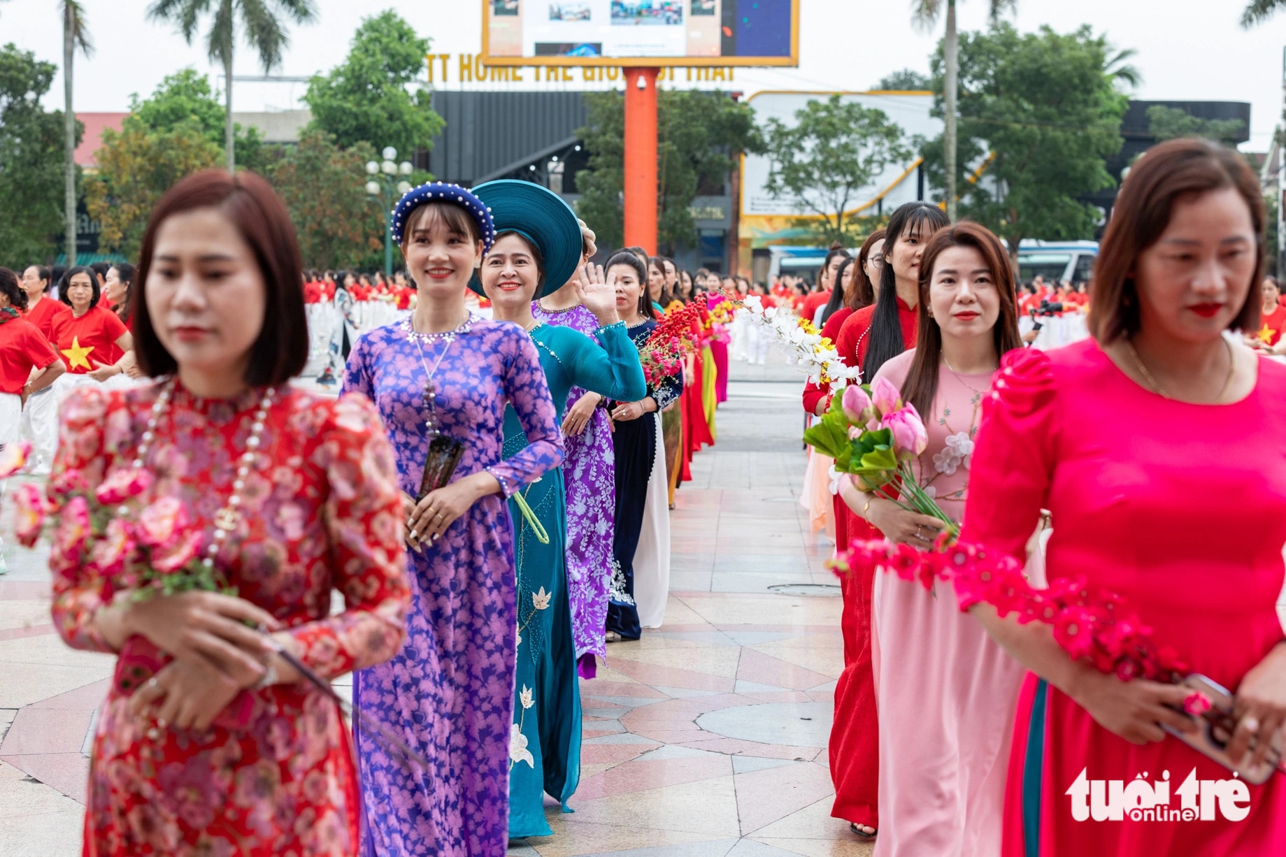 More than 1.000 women perform folk dance and ao dai - Vietnam.vn