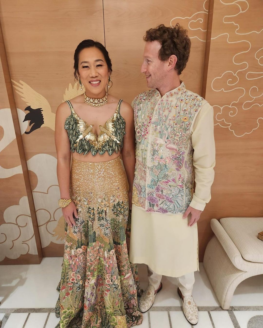 Ông chủ Facebook Mark Zuckerberg và vợ gây chú ý ở tiệc cưới 120 triệu USD ảnh 4