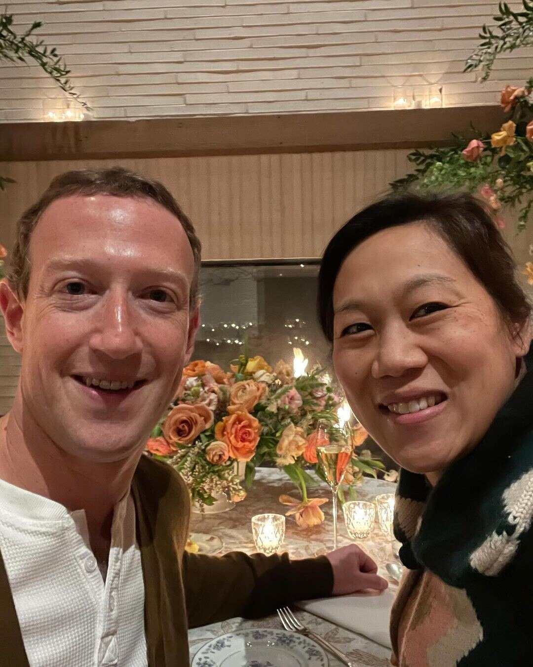Ông chủ Facebook Mark Zuckerberg và vợ gây chú ý ở tiệc cưới 120 triệu USD ảnh 10
