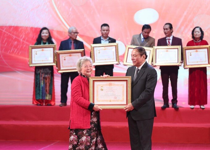 Bộ trưởng Văn hoá, Thể thao và Du lịch Nguyễn Văn Hùng trao tặng danh hiệu Nghệ sĩ Ưu tú cho diễn viên Lê Mai. Ảnh: Trần Huấn