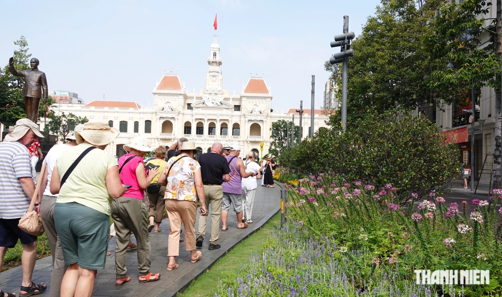 Công viên tượng đài Chủ tịch Hồ Chí Minh trước UBND TP.HCM thay 'áo mới' đẹp hơn- Ảnh 5.