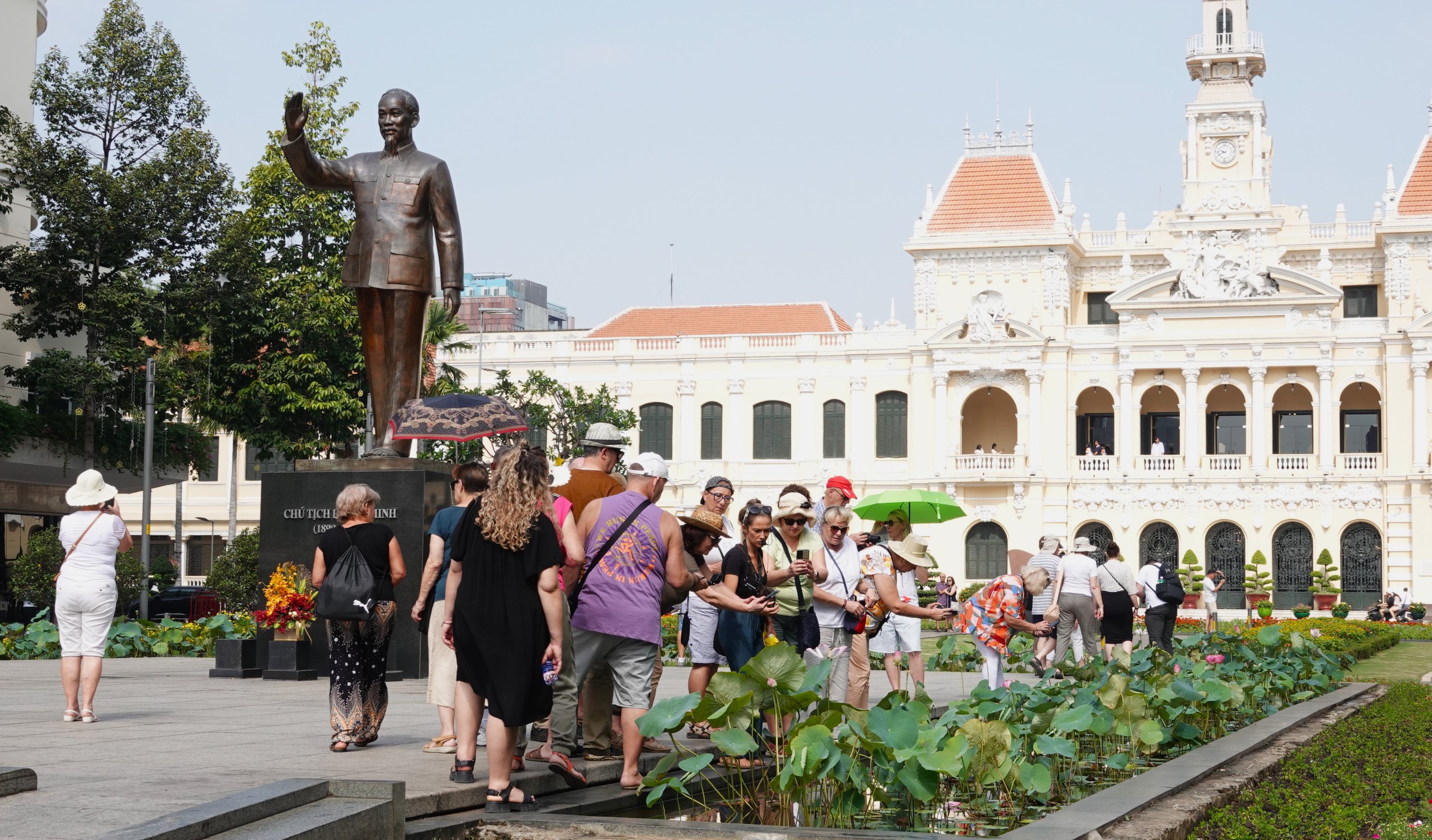Công viên tượng đài Chủ tịch Hồ Chí Minh trước UBND TP.HCM thay 'áo mới' đẹp hơn- Ảnh 6.