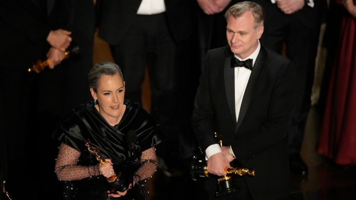 Vợ chồng đạo diễn Christopher Nolan và nhà sản xuất Emma Thomas - đều là nhà sản xuất của Oppenheimer - lên nhận giải Phim hay nhất - Ảnh: Getty