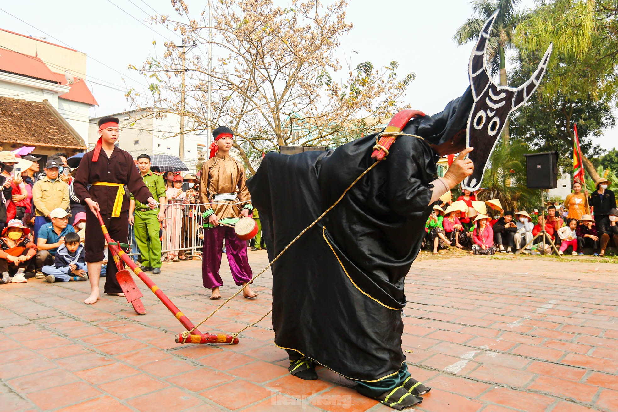 Xem nam nhân thi nhau trổ tài để kén rể tại lễ hội ở Hà Nội ảnh 11