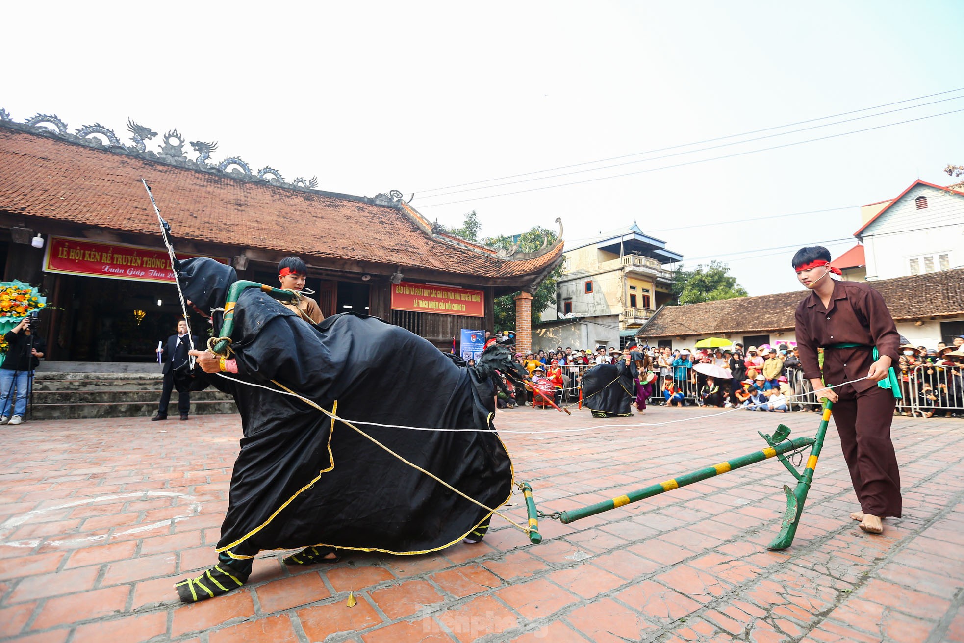 Xem nam nhân thi nhau trổ tài để kén rể tại lễ hội ở Hà Nội ảnh 12