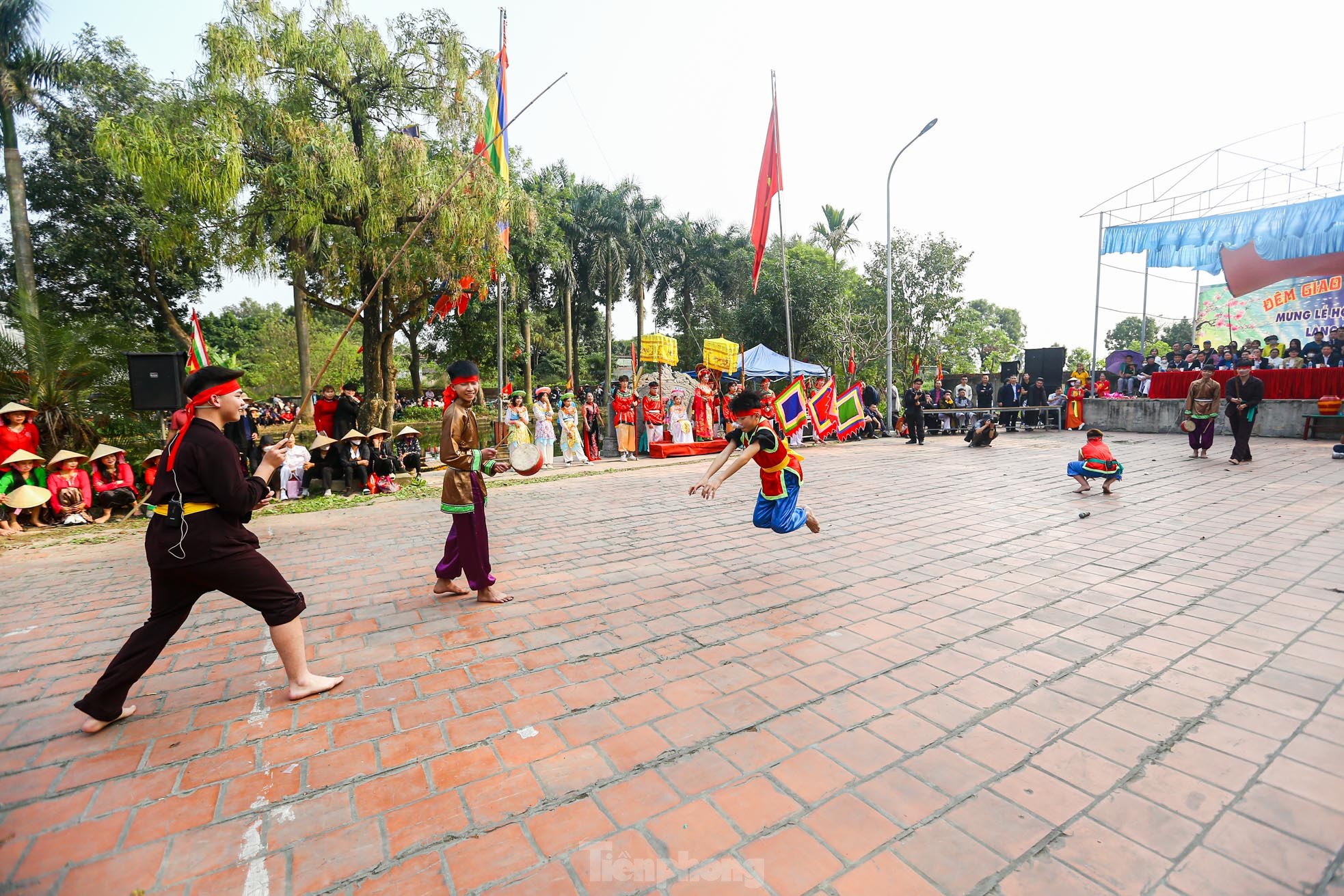 Xem nam nhân thi nhau trổ tài để kén rể tại lễ hội ở Hà Nội ảnh 13
