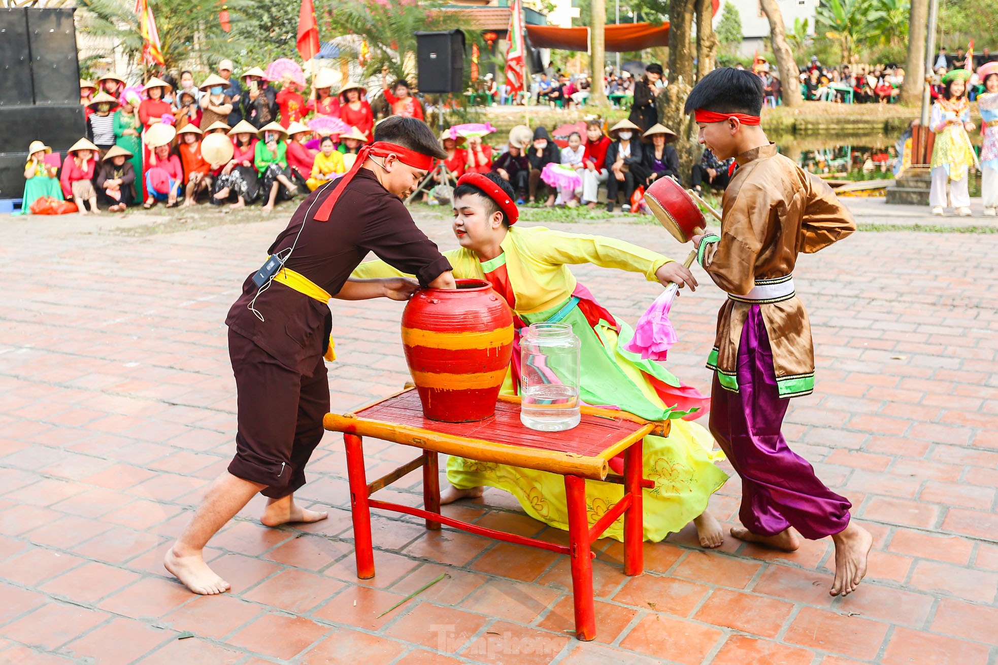 Xem nam nhân thi nhau trổ tài để kén rể tại lễ hội ở Hà Nội ảnh 16