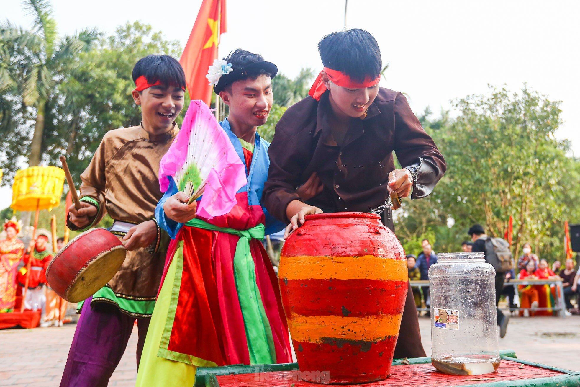 Xem nam nhân thi nhau trổ tài để kén rể tại lễ hội ở Hà Nội ảnh 17