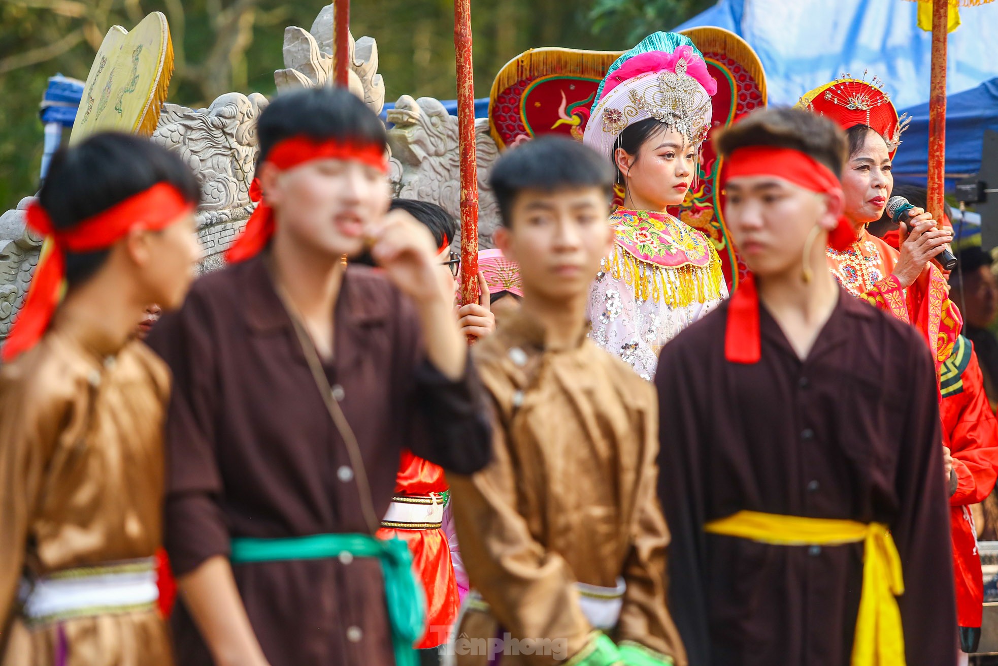 Xem nam nhân thi nhau trổ tài để kén rể tại lễ hội ở Hà Nội ảnh 18