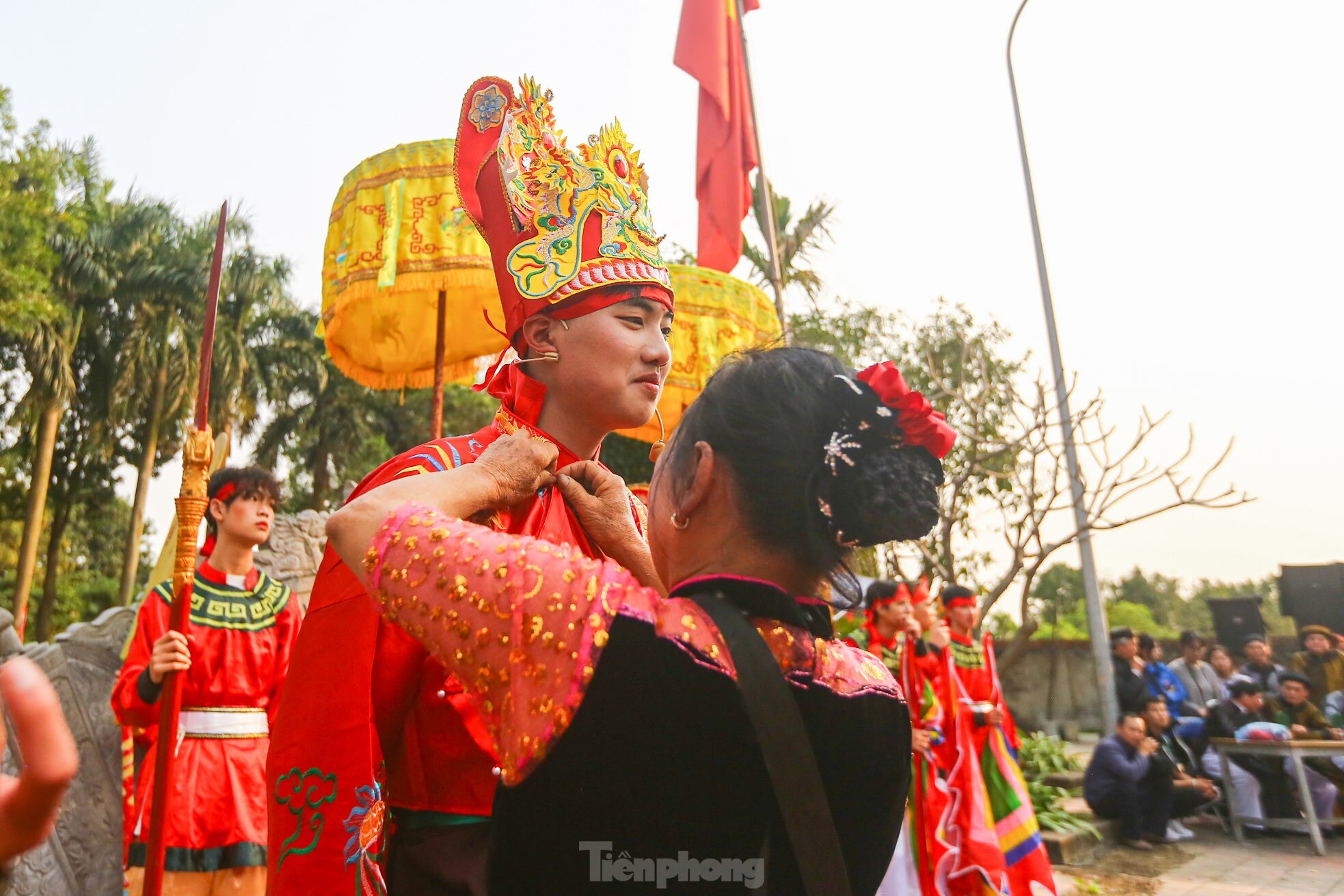 Xem nam nhân thi nhau trổ tài để kén rể tại lễ hội ở Hà Nội ảnh 19