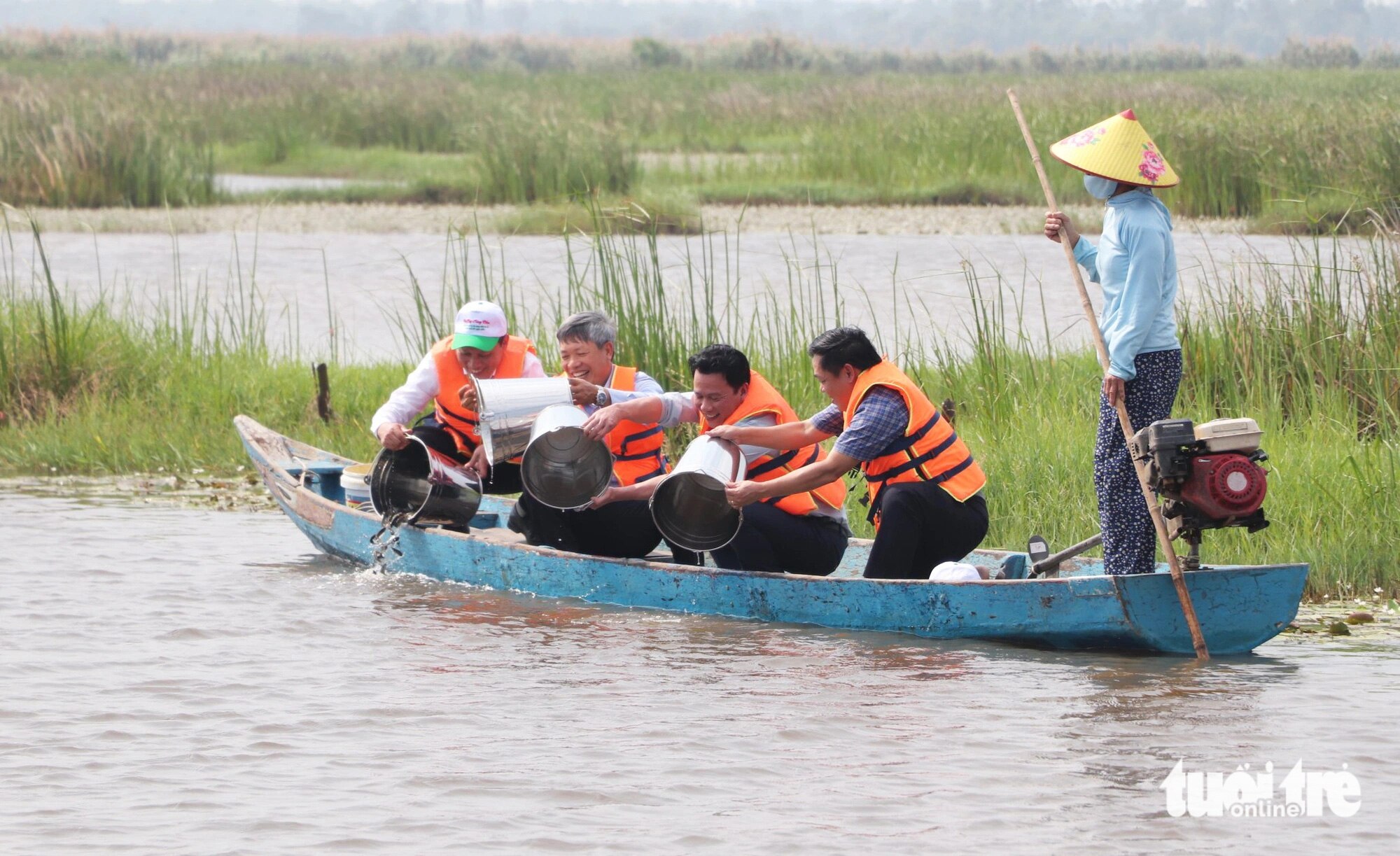 Lãnh đạo Bộ Tài nguyên môi trường và Quảng Nam thả cá giống ở Sông Đầmnằm hưởng ứng Năm phục hồi đa dạng sinh học Quốc gia - Ảnh: LÊ TRUNG