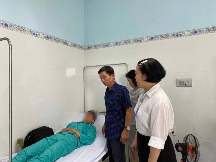 Ông Nguyễn Văn Minh - Phó Chủ tịch TP Nha Trang thăm bệnh nhân bị ngộ độc thực phẩm điều trị tại Bệnh viện Đa khoa Yersin Nha Trang. (Ảnh: Ngọc Ly)