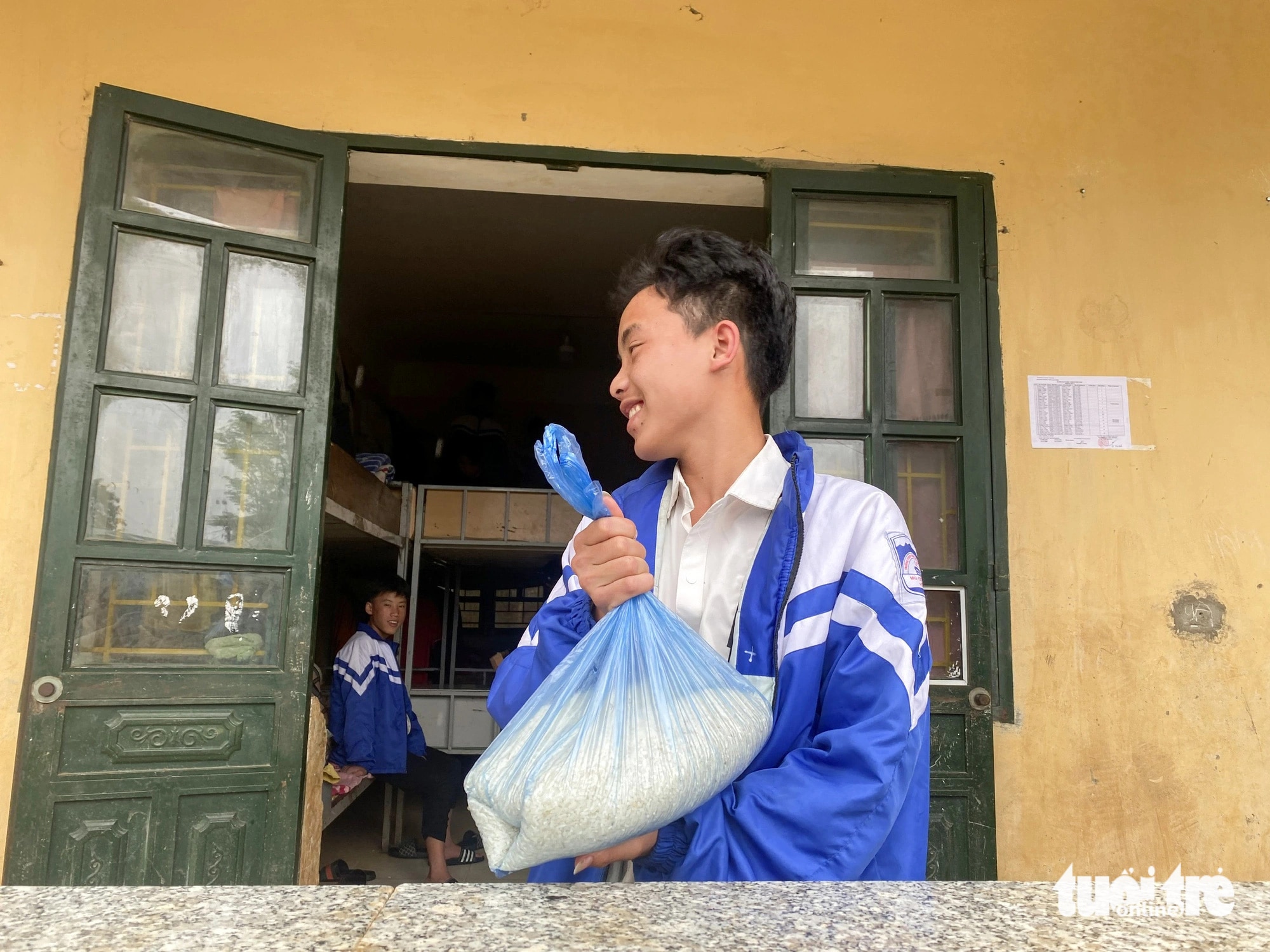 Học sinh trường phổ thông dân tộc bán trú THCS Lao Chải mang gạo từ nhà tới cho nhà trường mượn - Ảnh: C. TUỆ