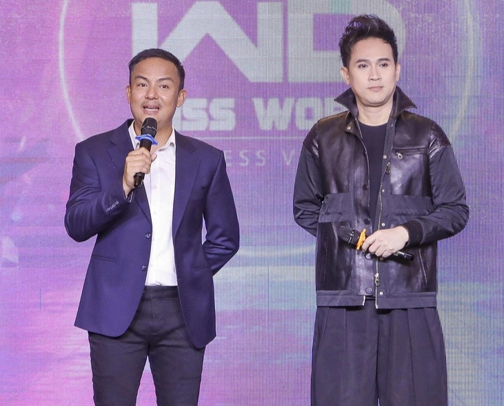 Ông Nguyễn Duy Mạnh (trái) và ca sĩ Nguyên Vũ chia sẻ về hành trình 10 năm của cuộc thi - Ảnh: VÕ SĨ ĐIỀU