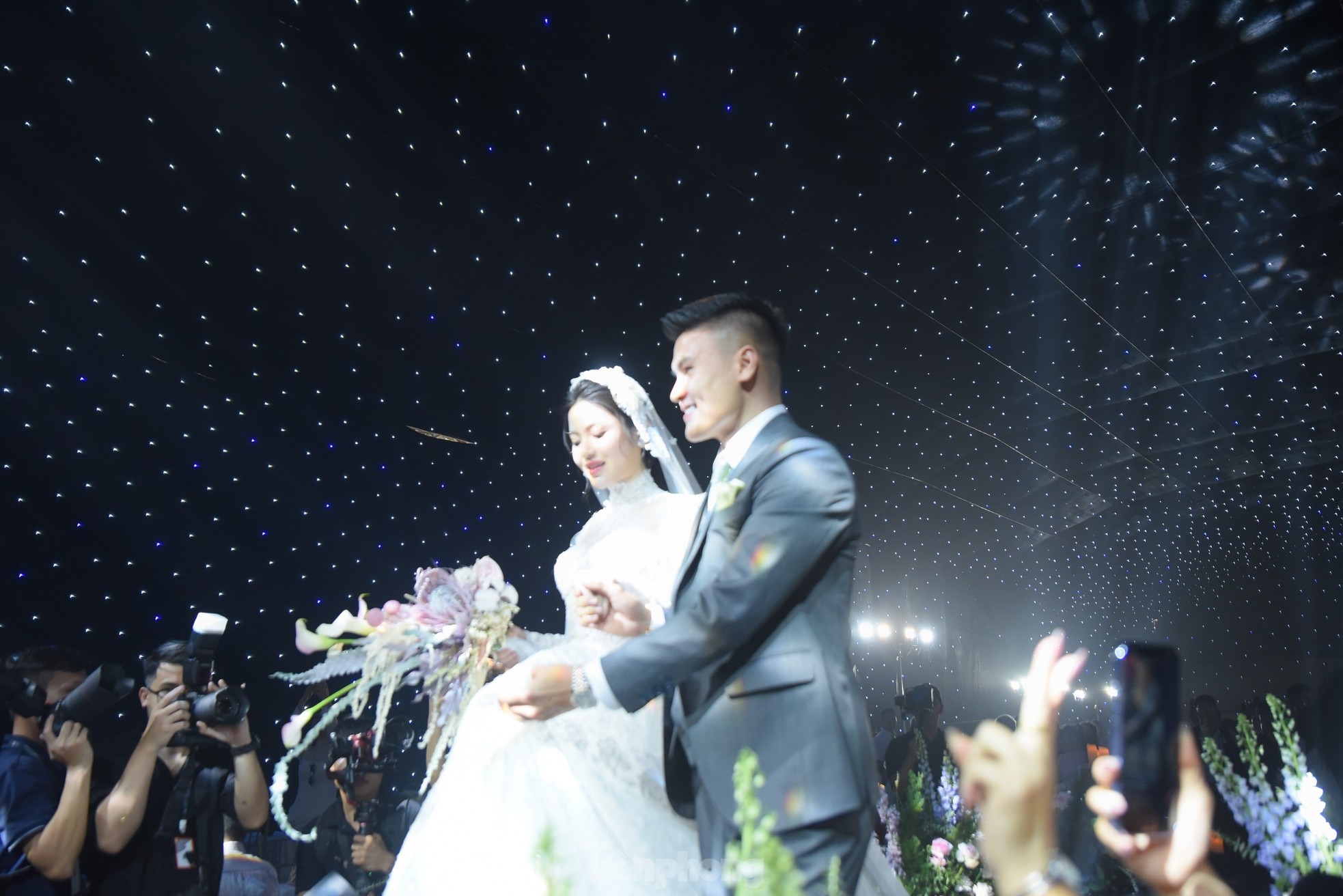 Diện váy cưới cúp ngực 150 triệu đồng, Chu Thanh Huyền rạng ngời bên Quang Hải ảnh 6