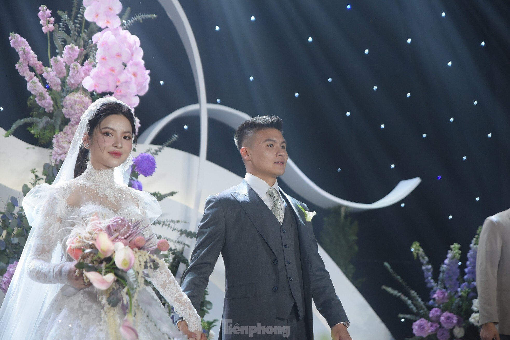 Diện váy cưới cúp ngực 150 triệu đồng, Chu Thanh Huyền rạng ngời bên Quang Hải ảnh 7