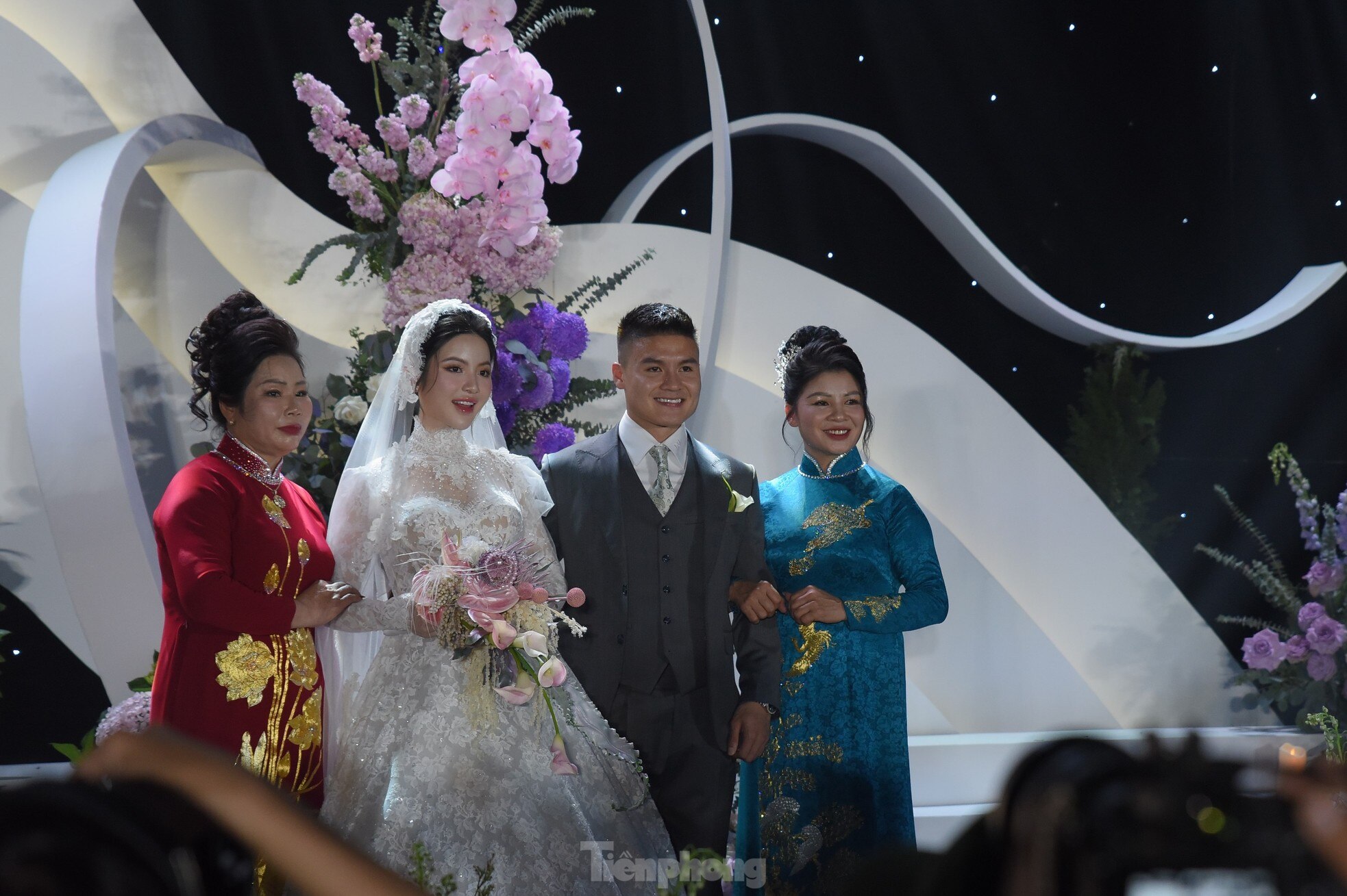 Diện váy cưới cúp ngực 150 triệu đồng, Chu Thanh Huyền rạng ngời bên Quang Hải ảnh 8