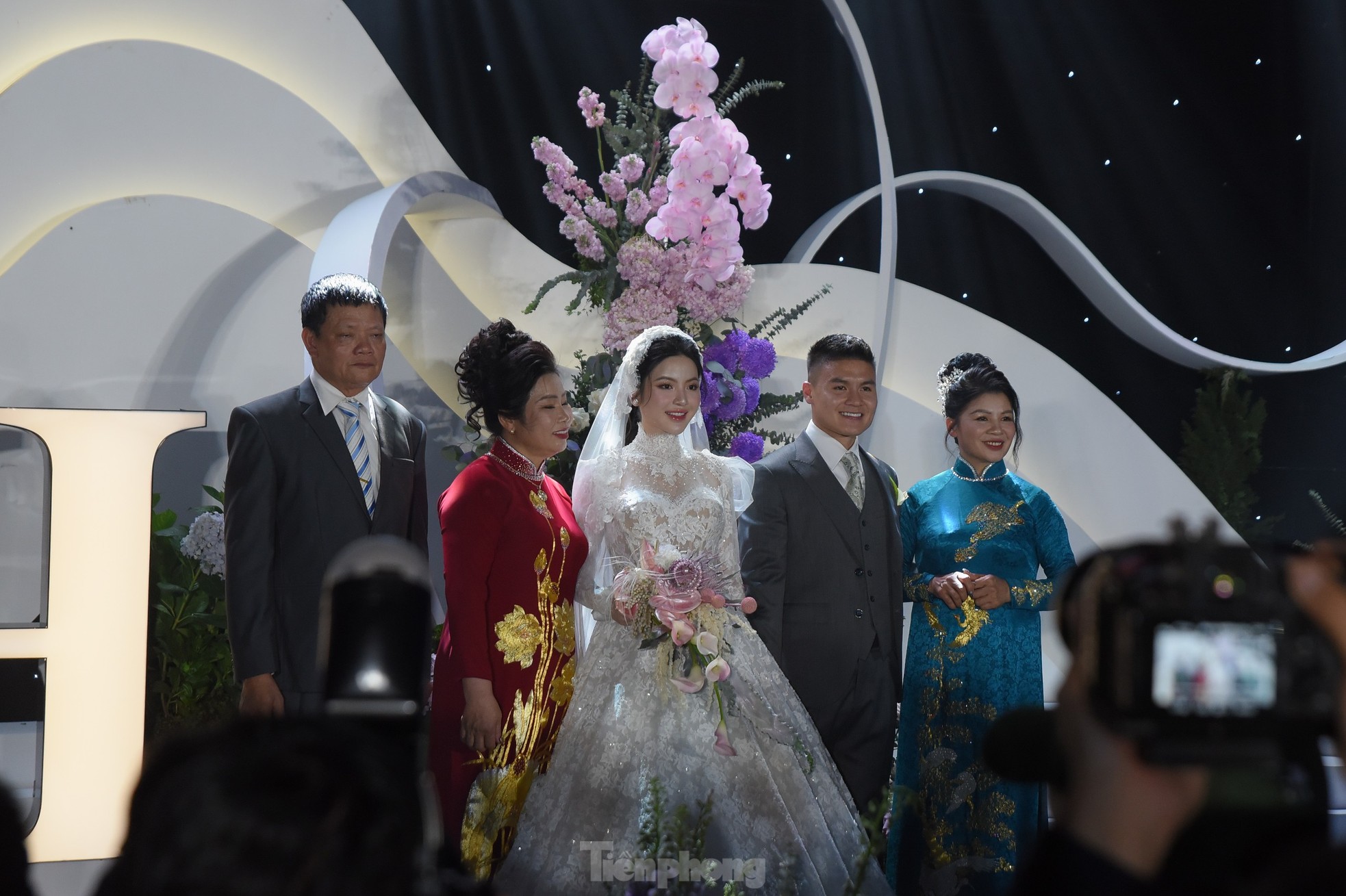 Diện váy cưới cúp ngực 150 triệu đồng, Chu Thanh Huyền rạng ngời bên Quang Hải ảnh 9