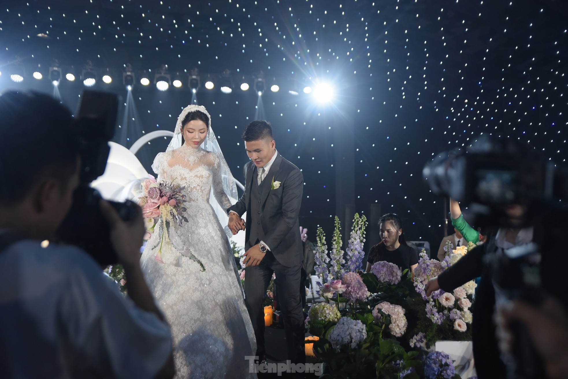 Diện váy cưới cúp ngực 150 triệu đồng, Chu Thanh Huyền rạng ngời bên Quang Hải ảnh 11