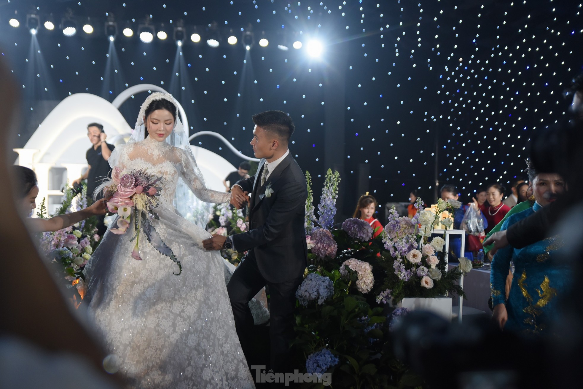 Diện váy cưới cúp ngực 150 triệu đồng, Chu Thanh Huyền rạng ngời bên Quang Hải ảnh 12