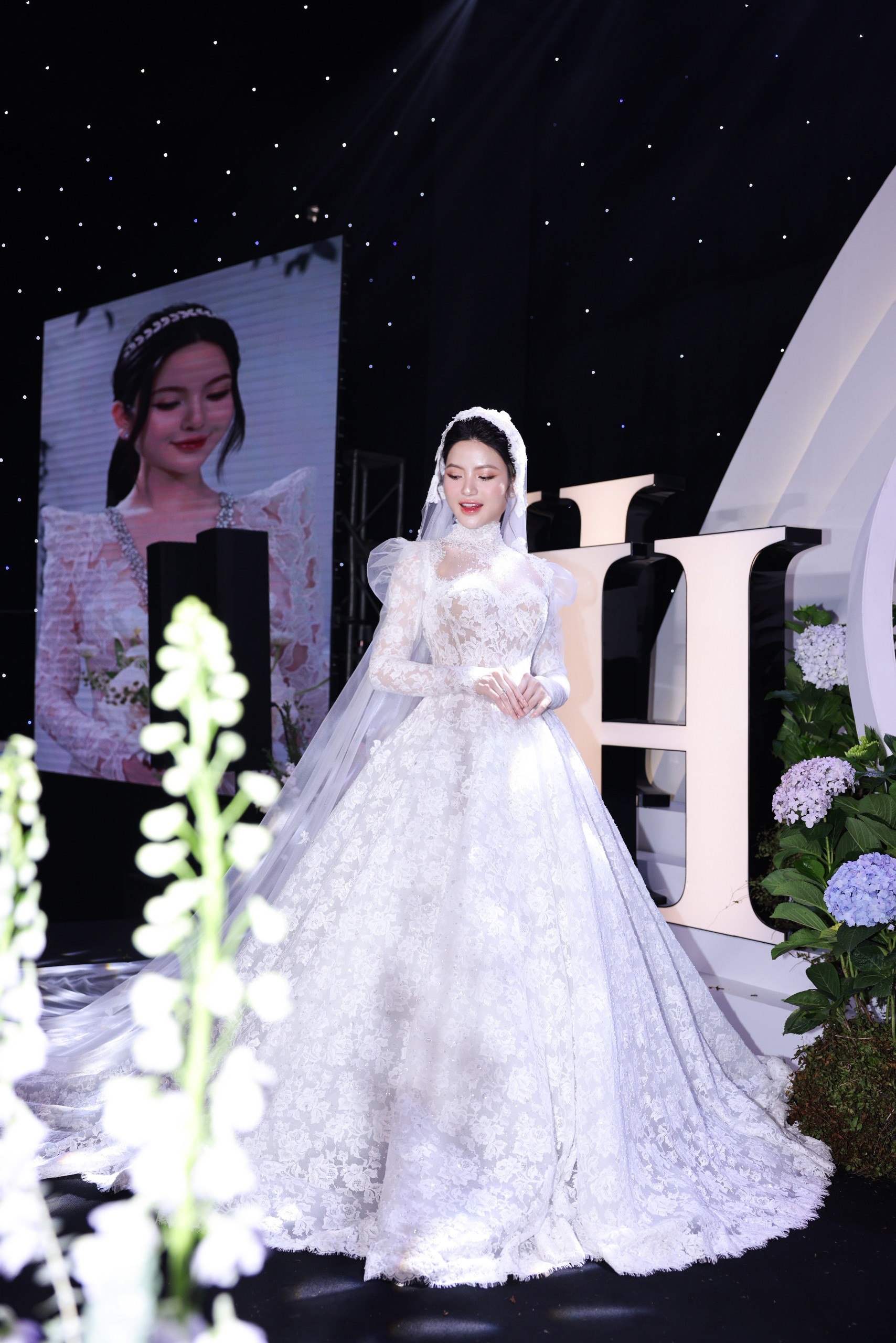 Diện váy cưới cúp ngực 150 triệu đồng, Chu Thanh Huyền rạng ngời bên Quang Hải ảnh 16