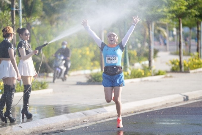 Runner cần tận dụng các trạm nước, trạm phun mưa để làm mát trên đường race, để ứng phó với thời tiết nóng. Ảnh: VnExpress Marathon