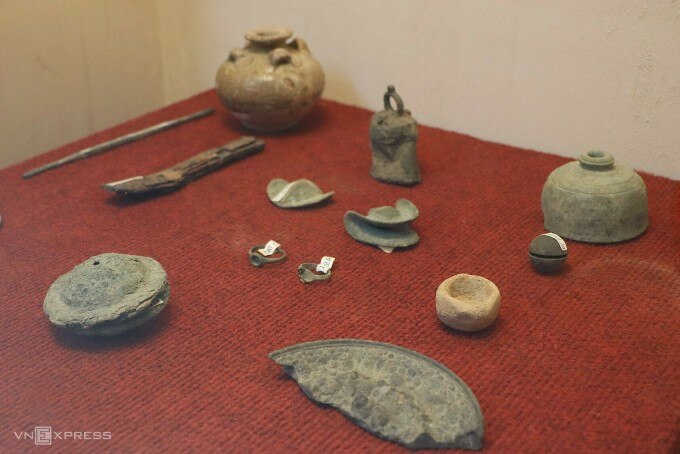 Một số cổ vật bằng gốm và kim loại cũng được tìm thấy trong đợt khai quật tháp Pô Tằm năm 2013. Ảnh: Việt Quốc