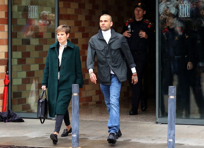 Alves (giữa) cùng luật sư rời nhà tù Brians 2 ở Barcalona, Tây Ban Nha hôm 25/3. Ảnh: Reuters