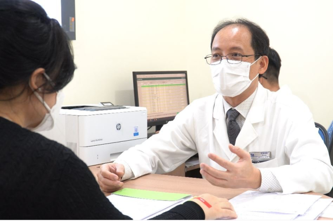 Tiến sĩ Khanh tư vấn cho người bệnh tại Bệnh viện Đa khoa Tâm Anh Hà Nội. Ảnh: Trung Vũ