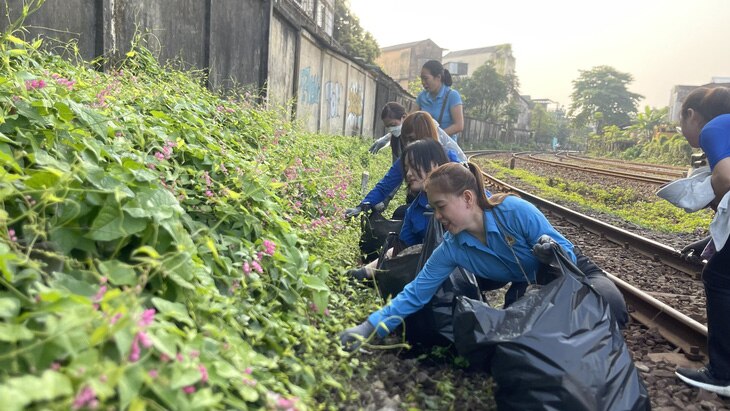 Hàng trăm bạn trẻ Huế tham gia dọn rác, trồng cây làm đẹp tuyến đường sắt để chuẩn bị đón chuyến tàu du lịch nối Huế - Đà Nẵng sắp lăn bánh từ ngày 26-3 tới - Ảnh: BẢO PHÚ