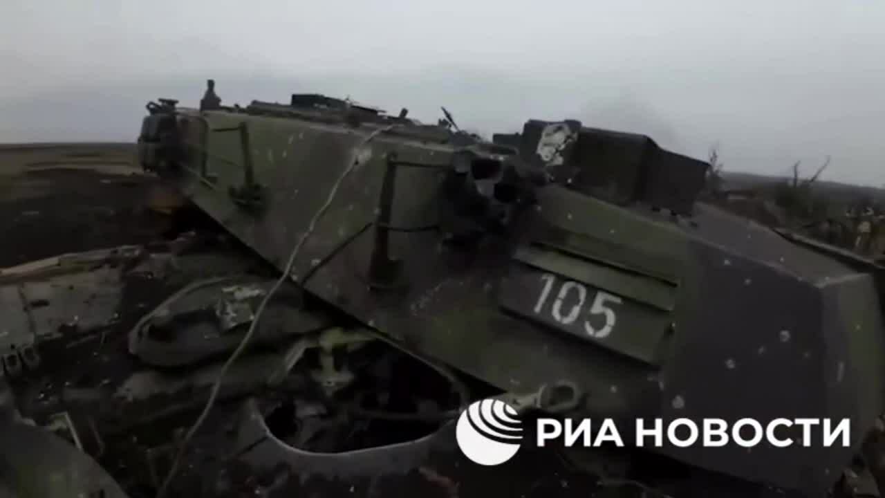 Đặc nhiệm Nga vượt làn đạn, tiếp cận xác xe tăng Abrams