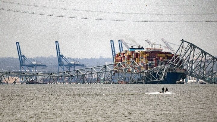 Hiện trường vụ sập cầu Francis Scott Key ở thành phố Baltimore, bang Maryland (Mỹ), sau khi bị tàu chở hàng đâm trúng, ngày 26/3/2024. (Ảnh: AFP/TTXVN)