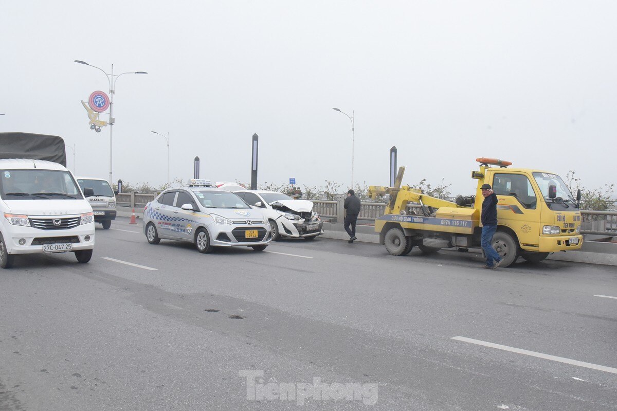 Cầu Vĩnh Tuy ùn tắc từ sáng tới trưa sau tai nạn giữa 2 ô tô ảnh 1