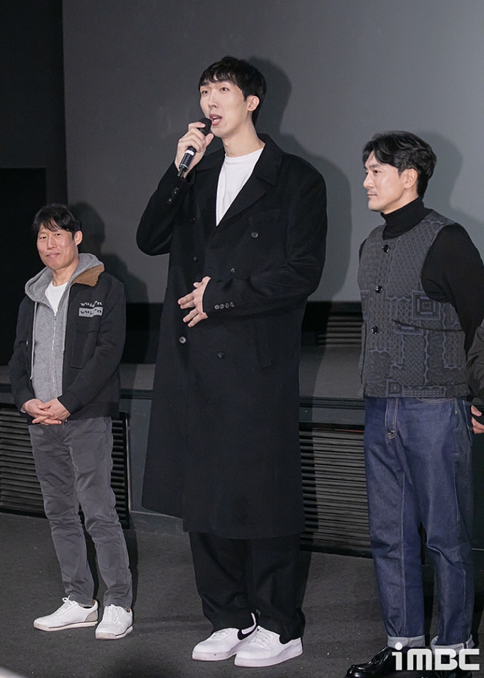 Kim Byung Oh (giữa) bên cạnh êkíp phim Exhuma: Quật mộ trùng ma trong buổi giao lưu khán giả tại Seoul (Hàn Quốc), hôm 9/3. Ảnh: iMBC