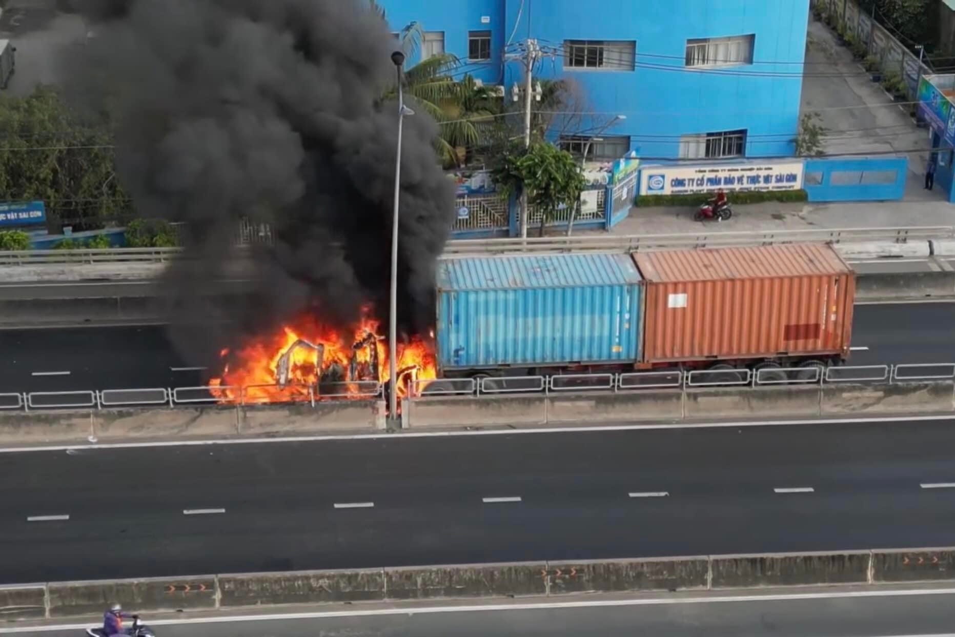 TP.HCM: Cháy xe container trên cầu Phú Mỹ- Ảnh 1.