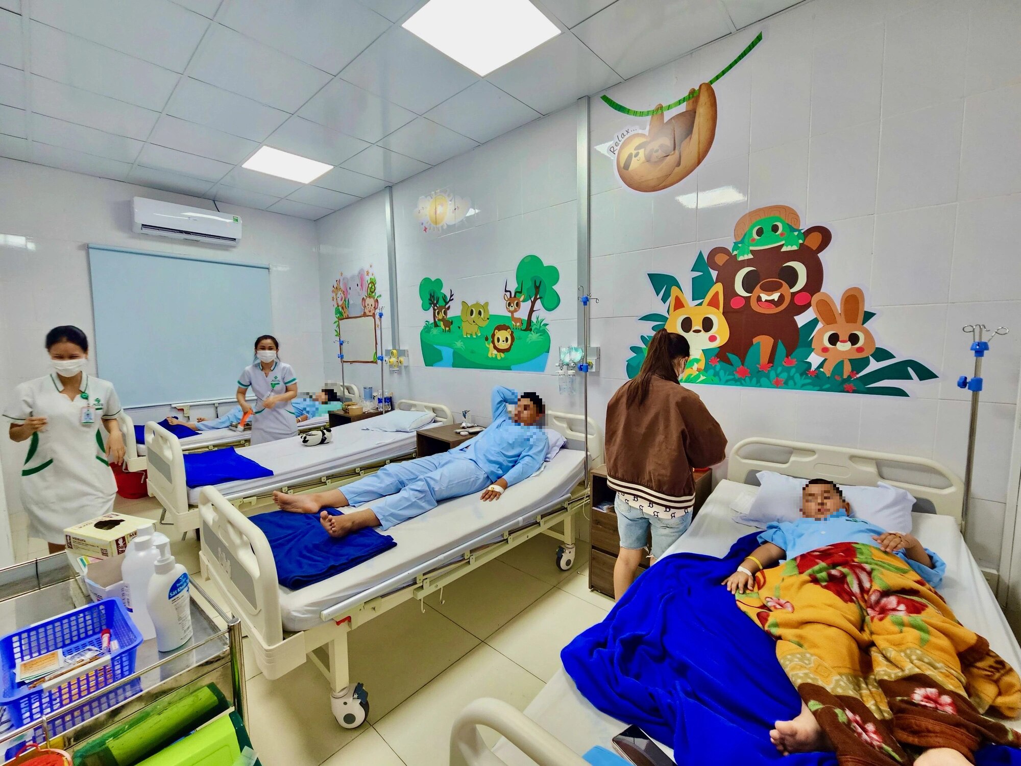 Các bệnh nhi bị ngộ độc sau khi ăn cơm gà đang được điều trị tại Bệnh viện đa khoa Sài Gòn - Nha Trang - Ảnh: MINH CHIẾN